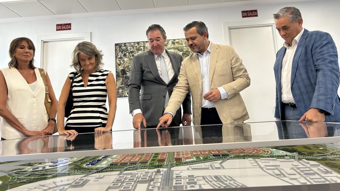 Rodrigo visita el desarrollo urbanístico Los Berrocales El consejero Jorge Rodrigo durante su visita al desarrollo urbanístico Los Berrocales