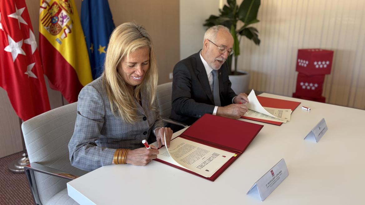 La consejera Rocío Albert durante la firma