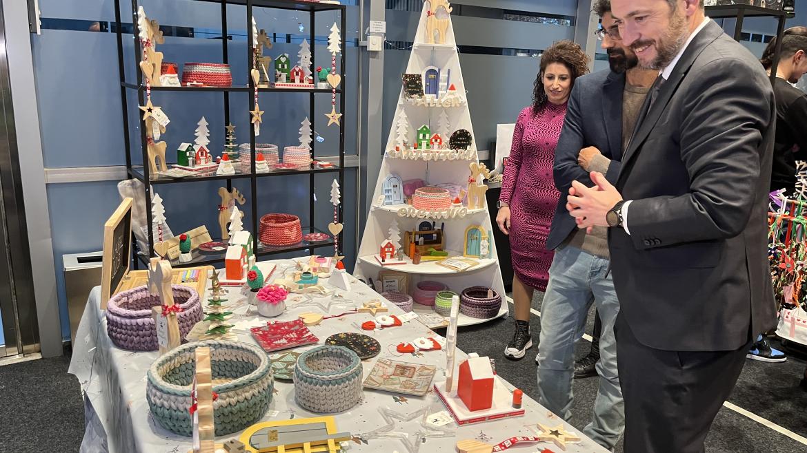 García visita la VII edición del mercadillo navideño de la ARRMI El consejero Miguel Ángel García Martín durante su visita a la VII edición del mercadillo navideño de la ARRMI