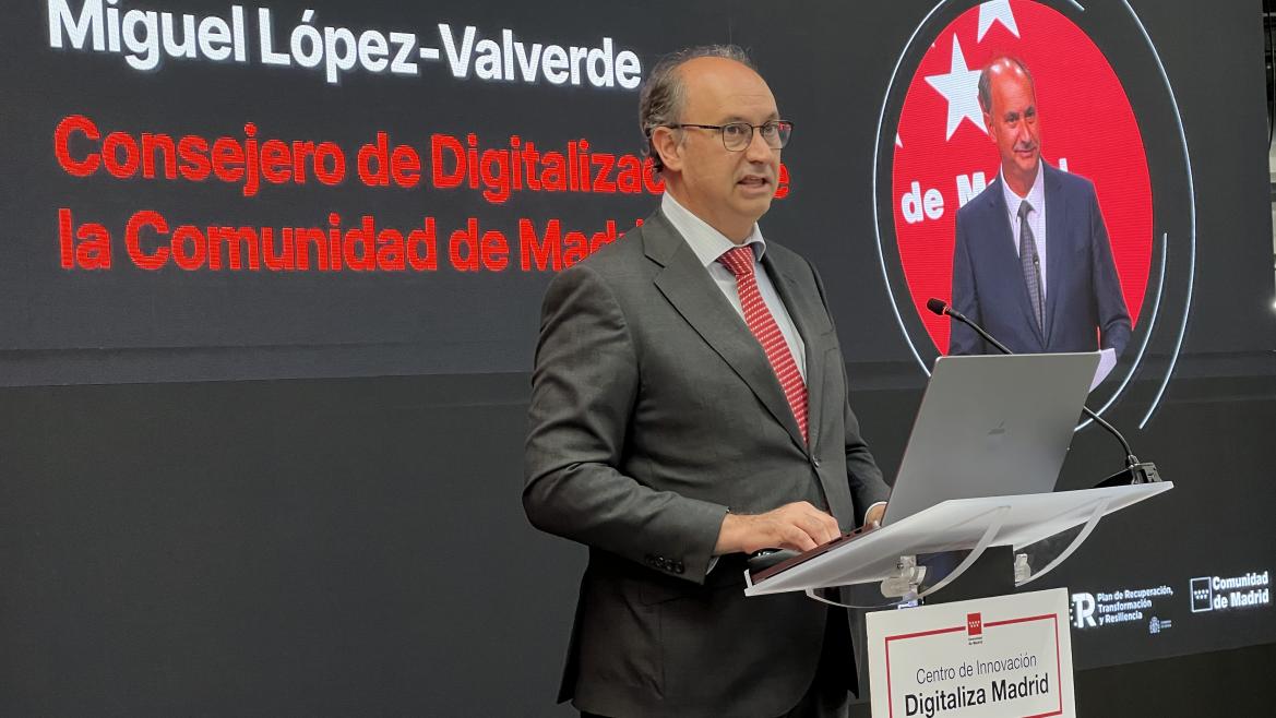 El consejero Miguel López-Valverde durante la presentación de una plataforma virtual de Inteligencia Artificial