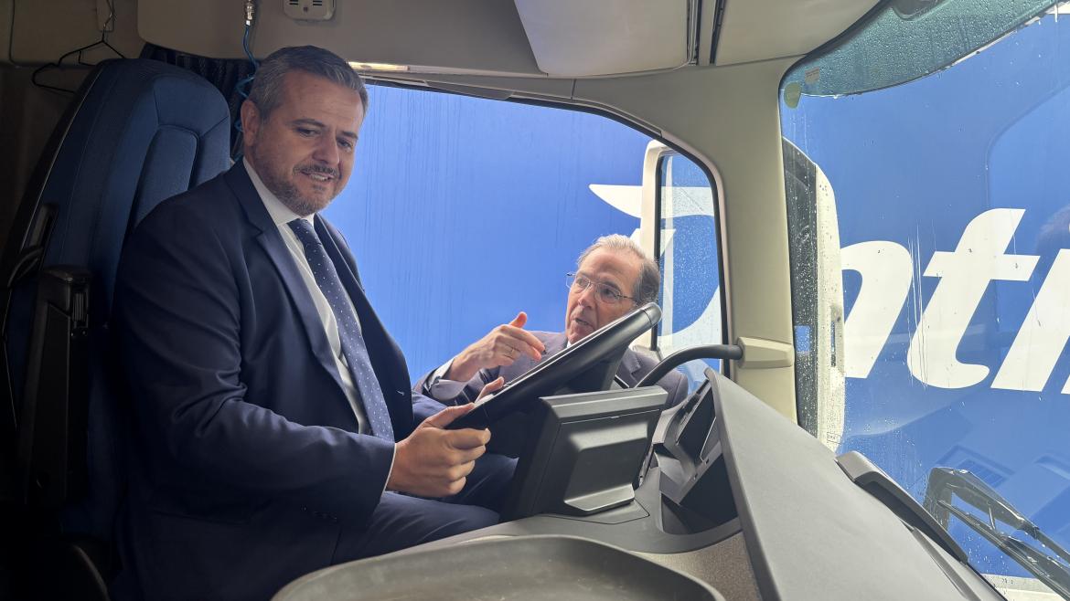 Rodrigo visita la sede de la logística Ontime El consejero Jorge Rodrigo durante su visita a la sede de la logística Ontime