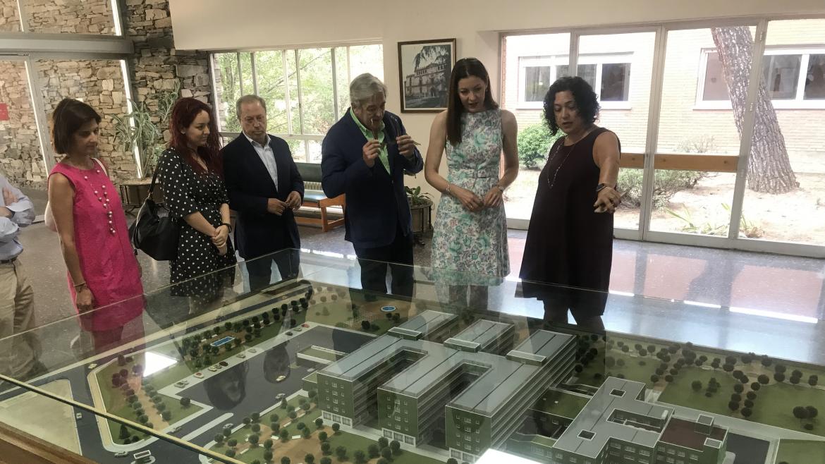 La consejera en funciones de Políticas Sociales y Familia, Lola Moreno, en la Residencia de Mayores Francisco de Vitoria
