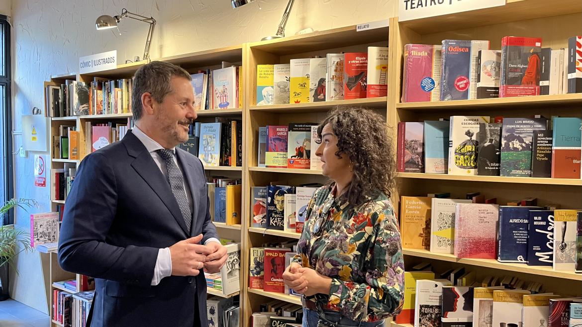 El consejero Mariano de Paco Serrano durante su visita a la librería Cervantes y Compañía