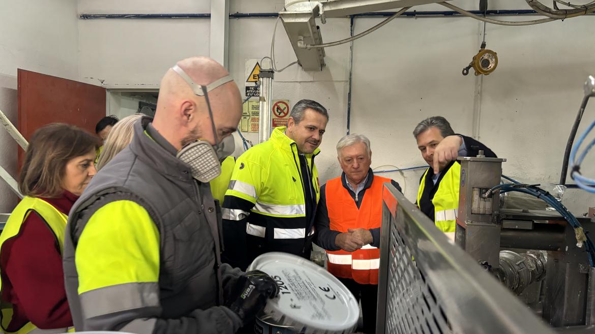El consejero Jorge Rodrigo durante su visita a la empresa Faplisa