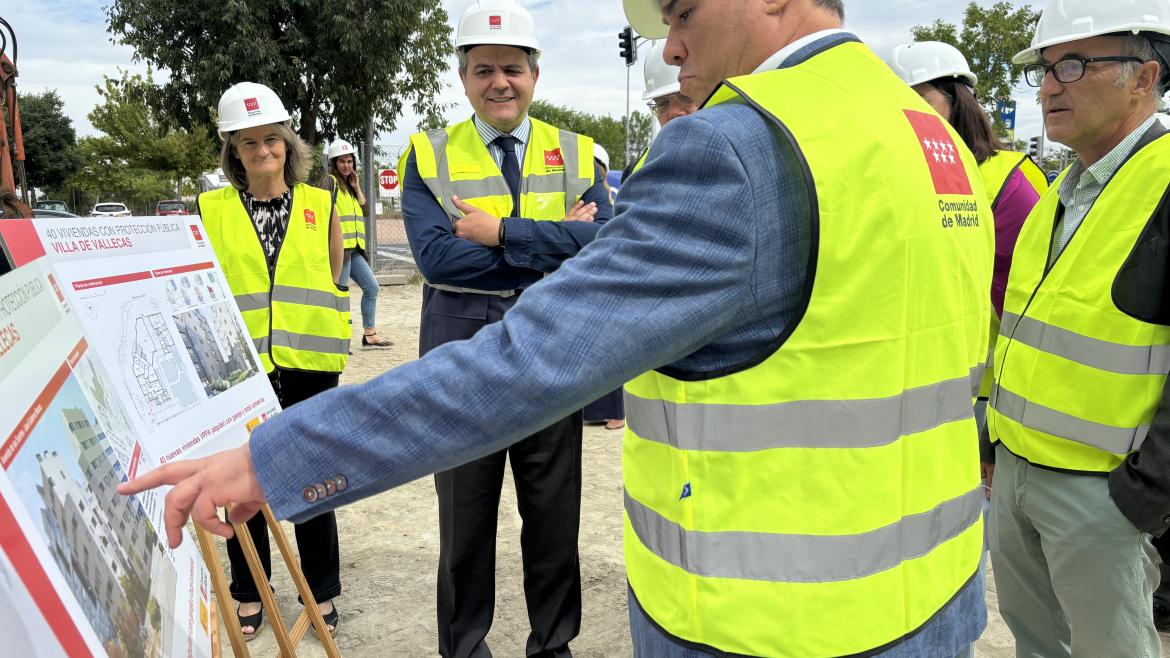 Rodrigo visita la construcción de hogares para familias vulnerables en el Ensanche de Vallecas El consejero Jorge Rodrigo durante su visita a la construcción de hogares para familias vulnerables en el Ensanche de Vallecas