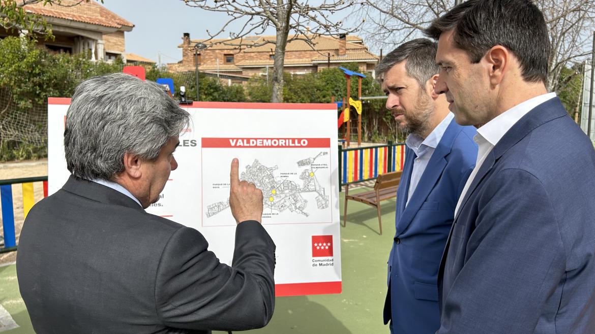El consejero Miguel Ángel García Martín durante su visita a Valdemorillo