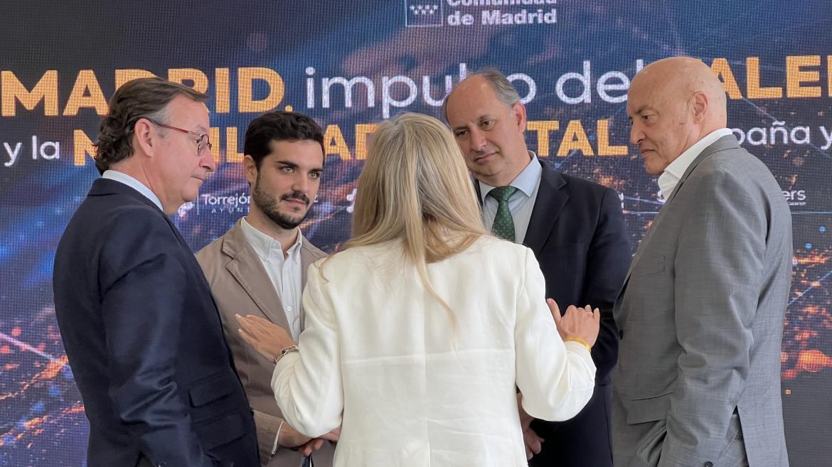 Los consejeros Rocío Albert y Miguel López-Valverde con el estudio El estado y evolución del Mercado de Talento Tecnológico en la Comunidad