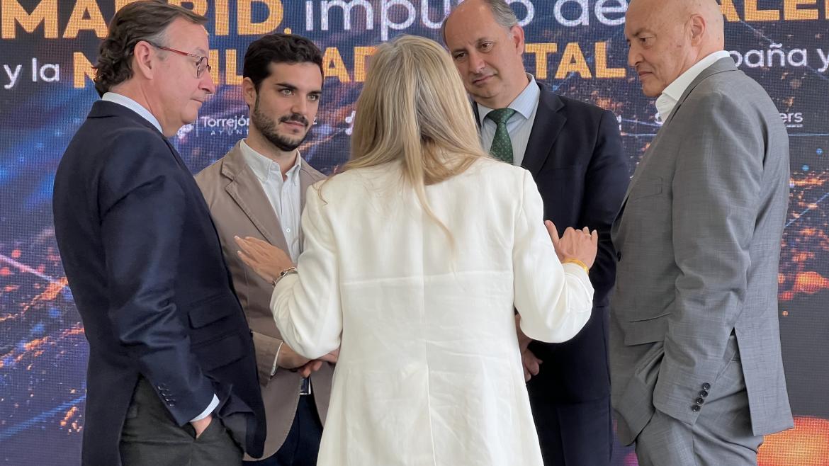 Los consejeros Rocío Albert y Miguel López-Valverde con el estudio El estado y evolución del Mercado de Talento Tecnológico en la Comunidad