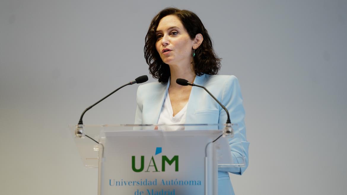 Isabel Díaz Ayuso interviene frente al atril en el acto de la Universidad Autónoma