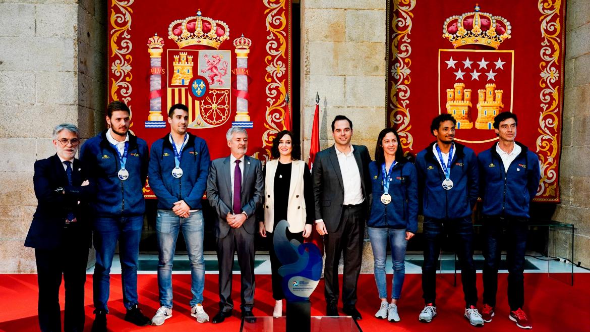 Díaz Ayuso elogia “la ilusión, la disciplina, el compromiso y la humildad de los waterpolistas españoles” Isabel Díaz Ayuso con los jugadores de Waterpolo