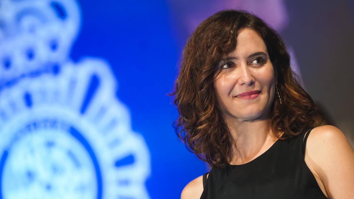 Isabel Díaz Ayuso con el escudo de la policia