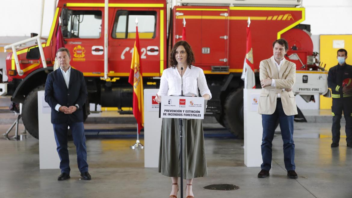 Isabel Díaz Ayuso firma un acuerdo con CLM y CYL sobre extinción de incendios forestales Isabel Díaz Ayuso durante la firma del acuerdo con CLM y CYL sobre extinción de incendios forestales