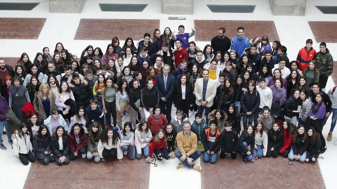 Isabel Díaz Ayuso junto a los estudiantes