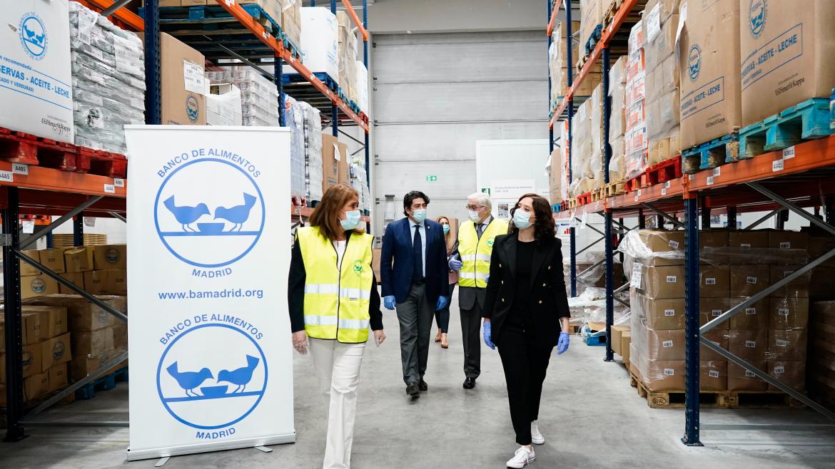 Isabel Díaz Ayuso durante su visita a la sede del Banco de Alimentos en Alcorcón