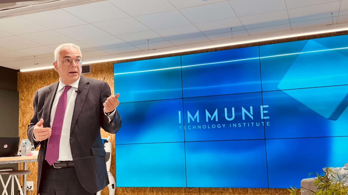 La Comunidad de Madrid destaca la importancia de la colaboración público-privada para afrontar el déficit profesional en materia de digitalización Carlos Izquierdo en un momento de su participación en un foro de empleo