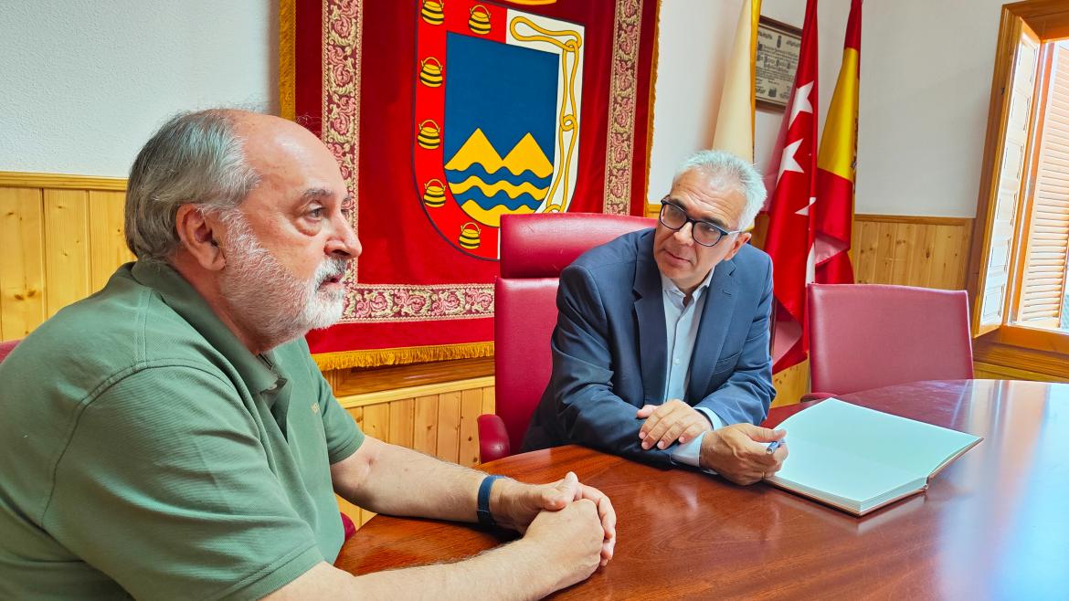 La Comunidad de Madrid aprueba la adquisición de una miniexcavadora para Valdepiélagos Carlos Izquierdo y el alcalde de Valdepiélagos en el Ayuntamiento del municipio