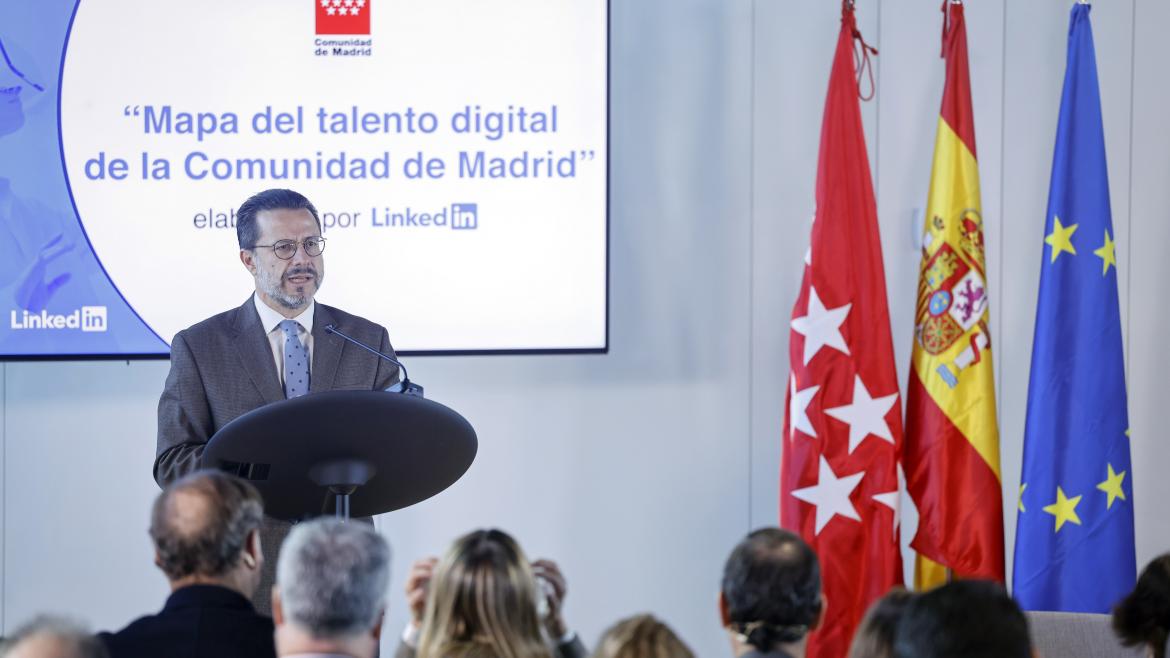 El consejero interviniendo en el escenario