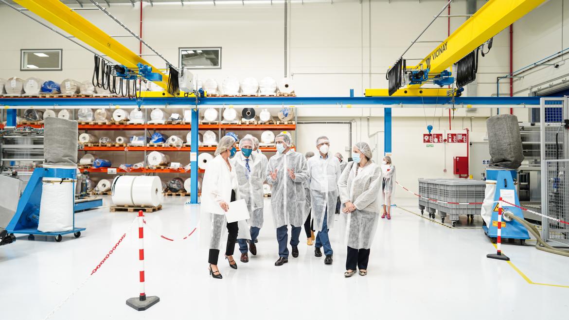 El consejero con responsables de la planta paseando por una de las salas de la misma