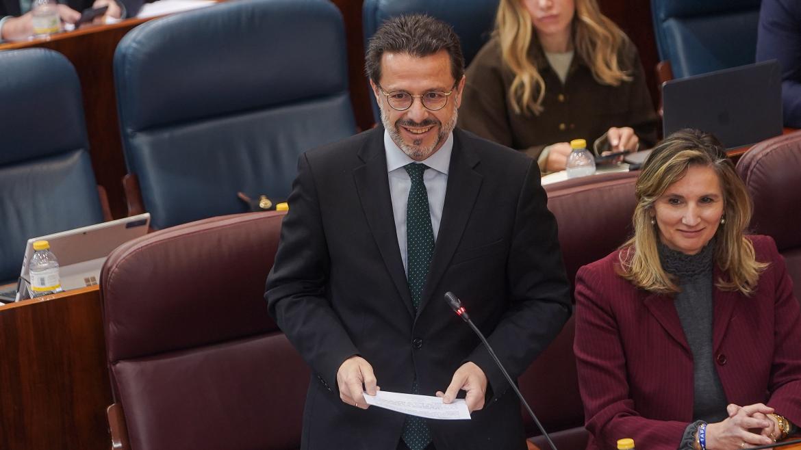 El consejero durante el pleno de la Asamblea de Madrid
