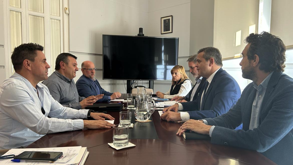 El consejero Jorge Rodrigo se ha reunido con el presidente de la Asociación de vecinos Presa-Rafael Alberti de San Fernando de Henares Plano general de la mesa de la reunión