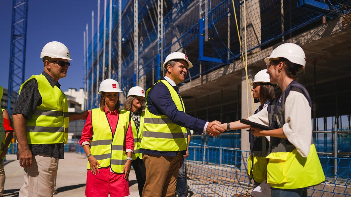 El consejero Jorge Rodrigo visita las obras del Plan Vive de Alcalá de Henares El consejero recorriendo las obras