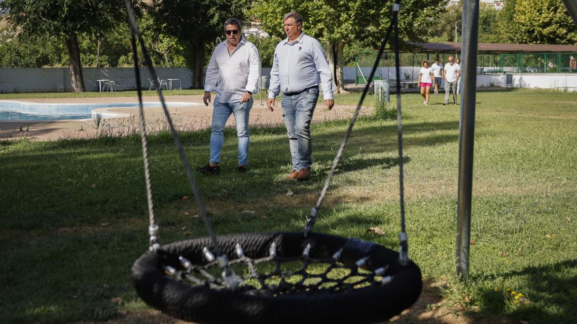 La Comunidad de Madrid finaliza las obras de acondicionamiento de la calle Cruz de Carabaña y renueva los columpios de la piscina municipal José Antonio Sánchez, junto al alcalde de Carabaña, Mario Terrón, observando algunas de las obras realizadas en el municipio