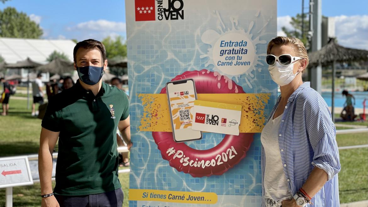 El Director General de Juventud y la Directora General de Deportes posando con el cartel de la campaña
