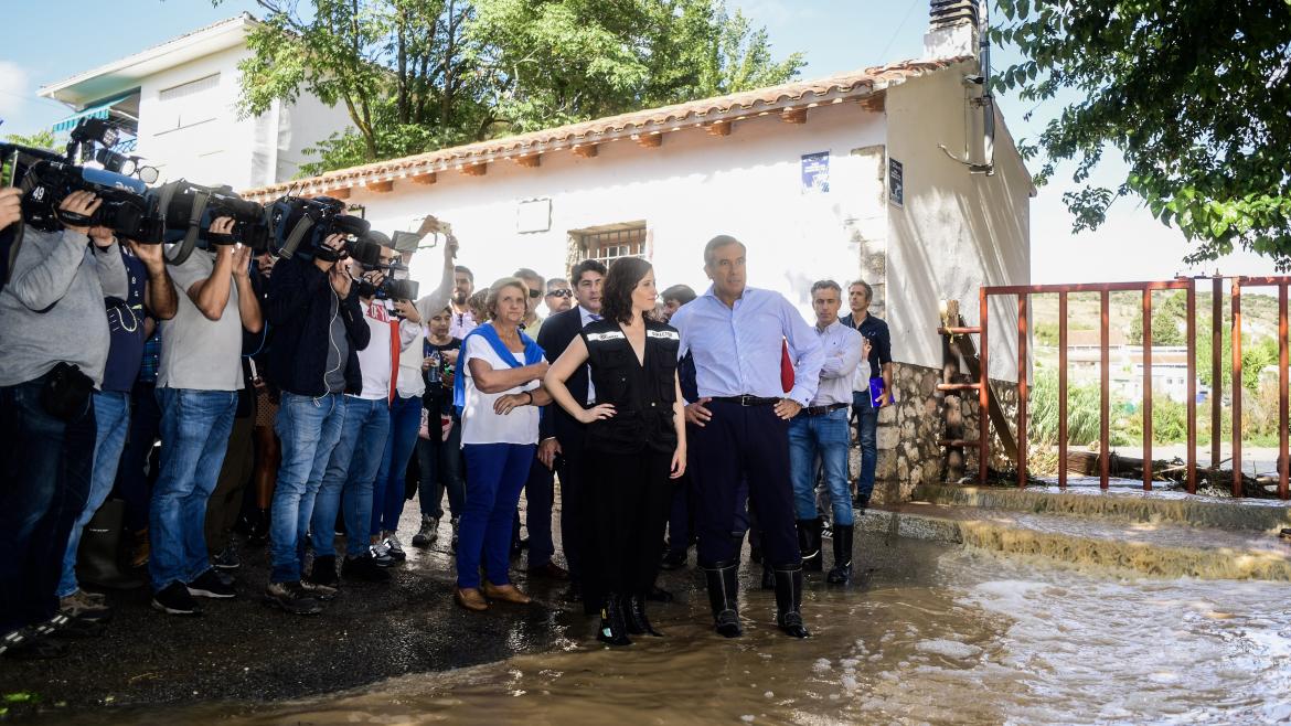 Imagen de Díaz Ayuso en Villar del Olmo para evaluar los daños sufridos por las lluvias del fin de semana