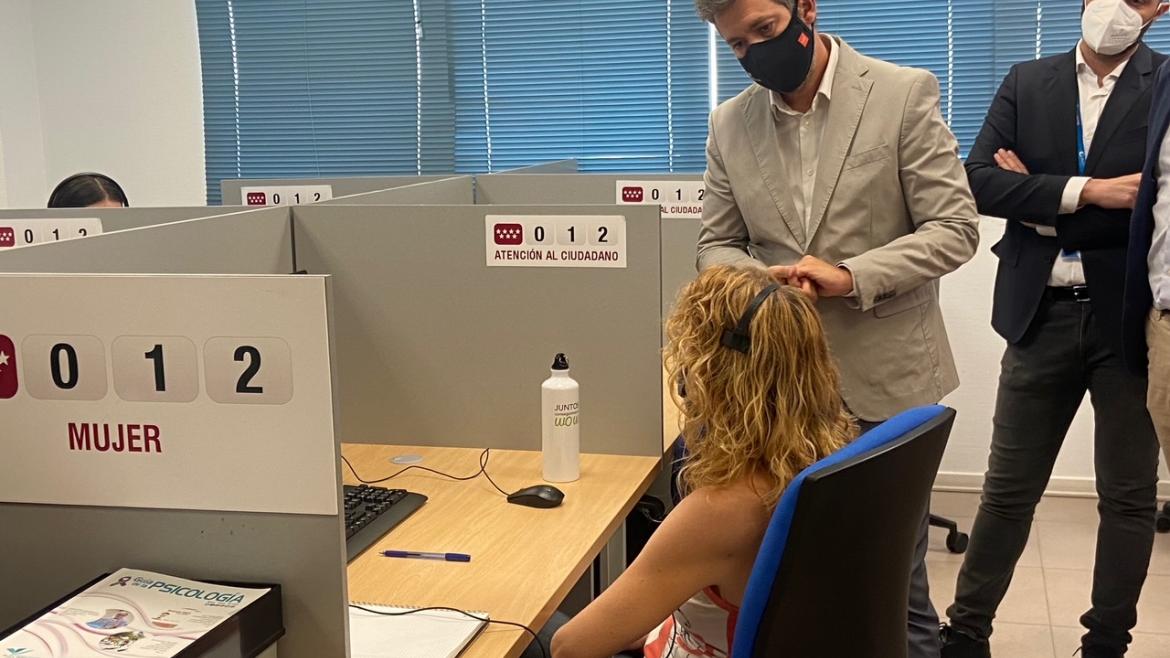 Miguel Ángel Martín visita el Call Center del 012