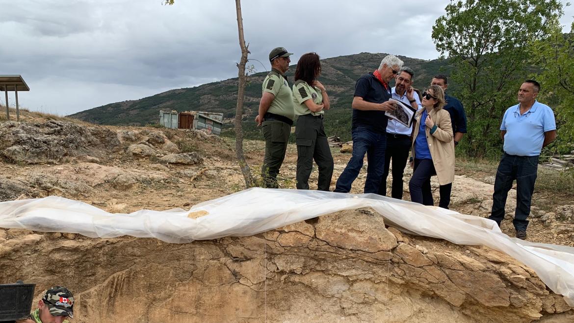 Imagen de Marta Rivera durante una visita a estos yacimientos ubicados en el Valle de Lozoya
