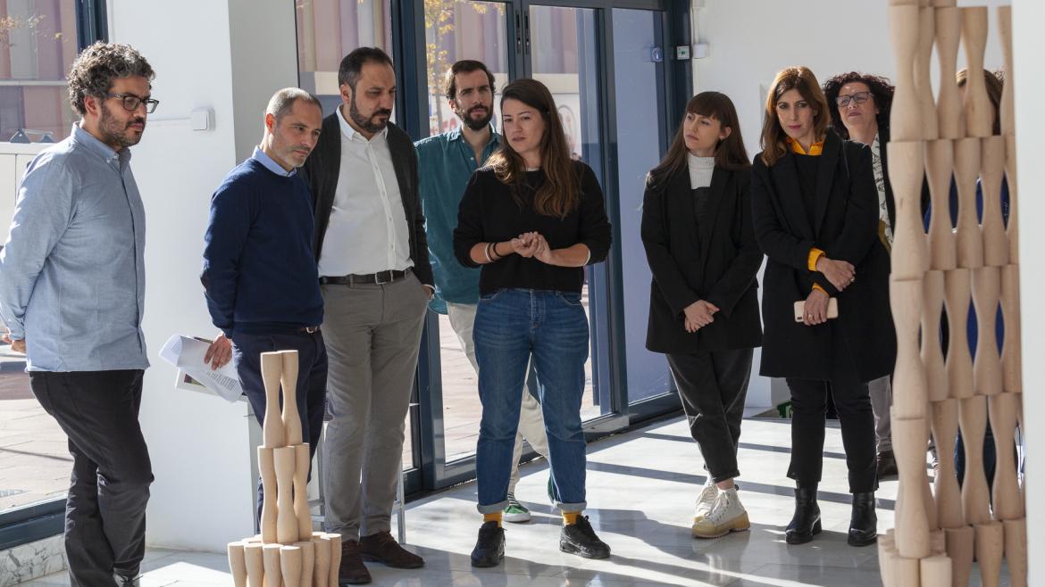 Gonzalo Cabrera, director de Promoción Cultural, contempla una de las obras del Circuito de Artes Plásticas