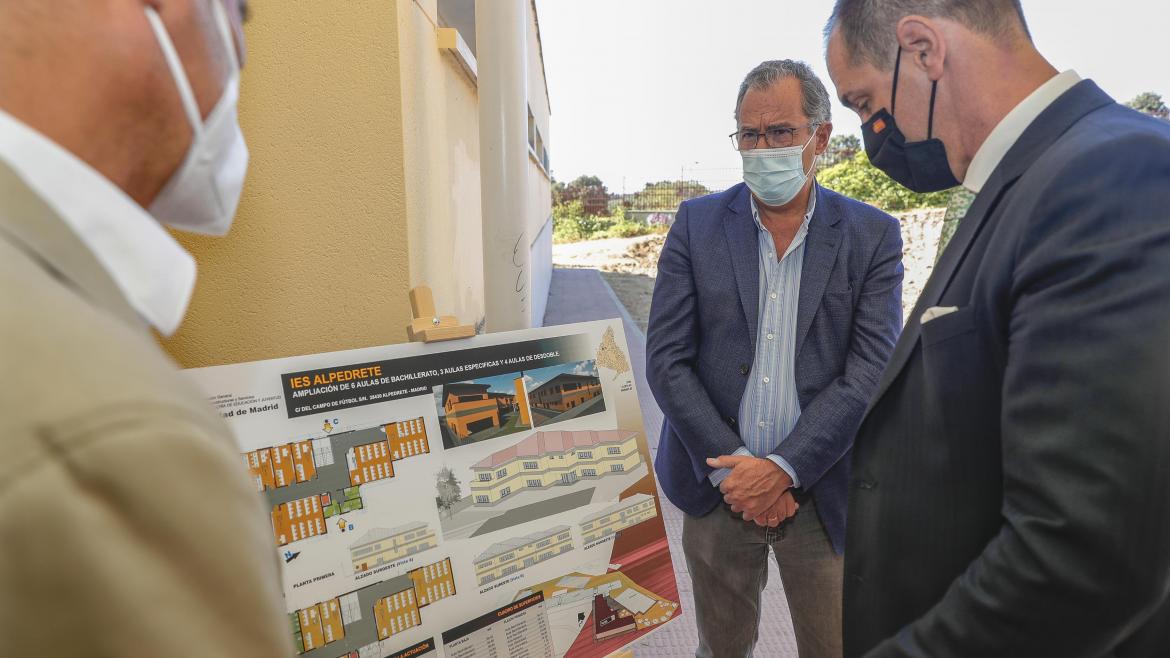 Enrique Ossorio durante su visita a las obras del centro educativo 