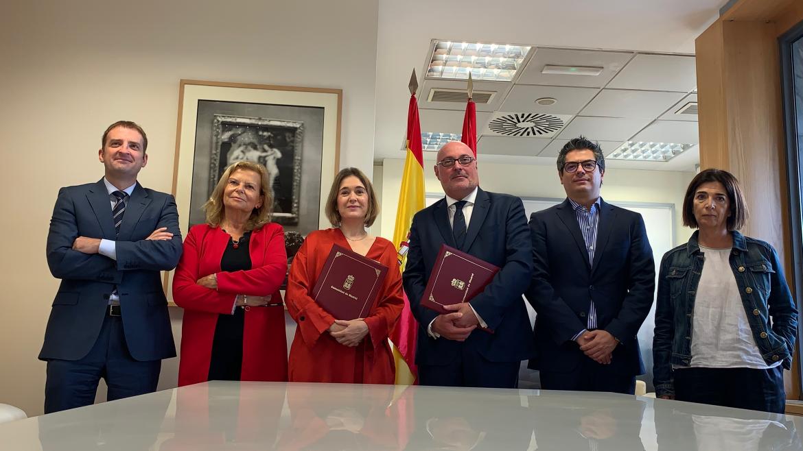 La Comunidad y CEDRO firman un acuerdo pionero sobre el pago de derechos de autor por el préstamo en las bibliotecas públicas Imagen Marta Rivera de la Cruz en la firma de un acuerdo pionero sobre el pago de derechos de autor por el préstamo en las bibliotecas
