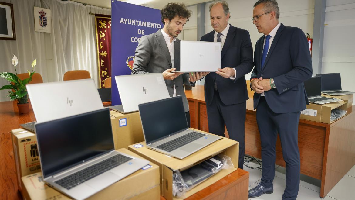 Miguel López-Valverde durante su visita a Cobeña para explicar las medidas de apoyo a la digitalización en los pequeños municipios 