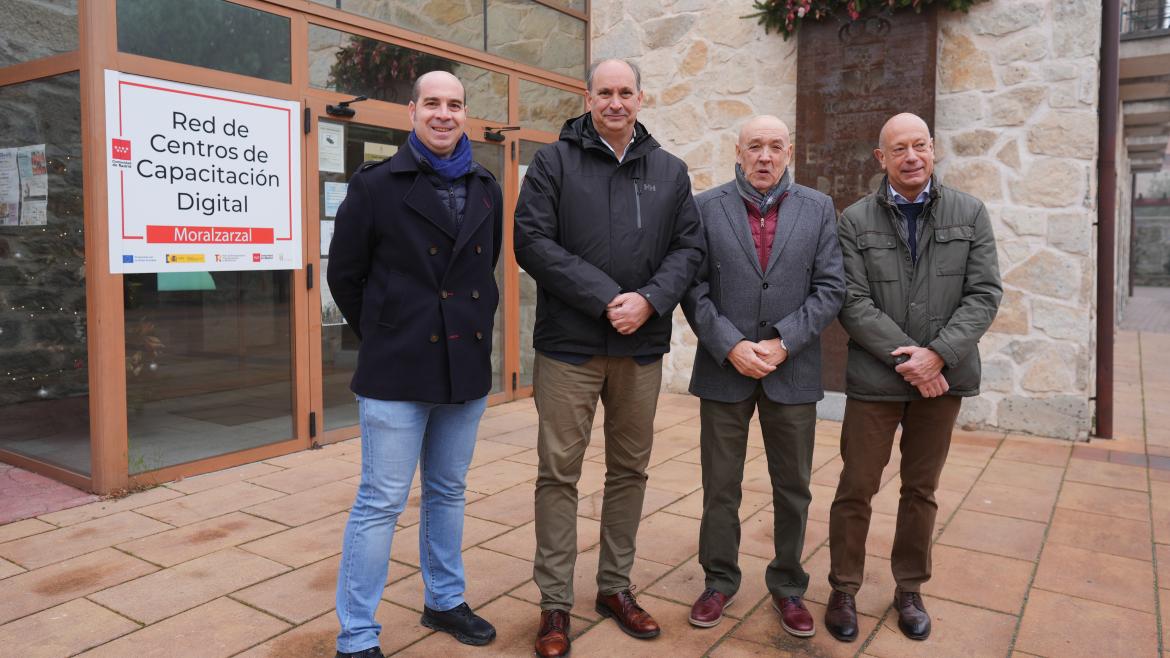 La Comunidad de Madrid contará en 2025 con 20 nuevos centros de capacitación digital Miguel López-Valverde durante su visita al Centro de capacitación digital de Moralzarzal 1
