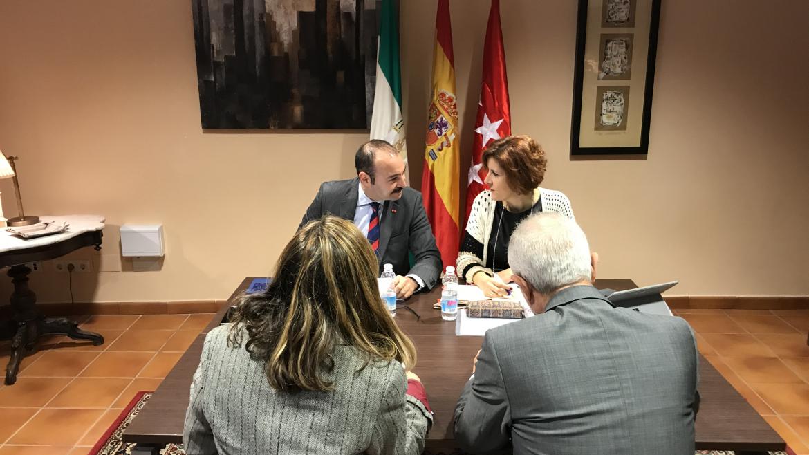 Manuel Giménez durante la reunión con la consejera de Empleo, Formación y Trabajo Autónomo de la Junta de Andalucía