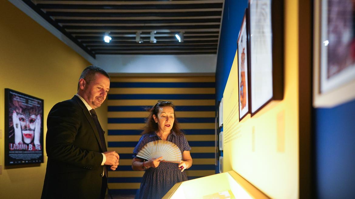 El consejero de Cultura ha visitado la exposición Los clásicos en las pantallas