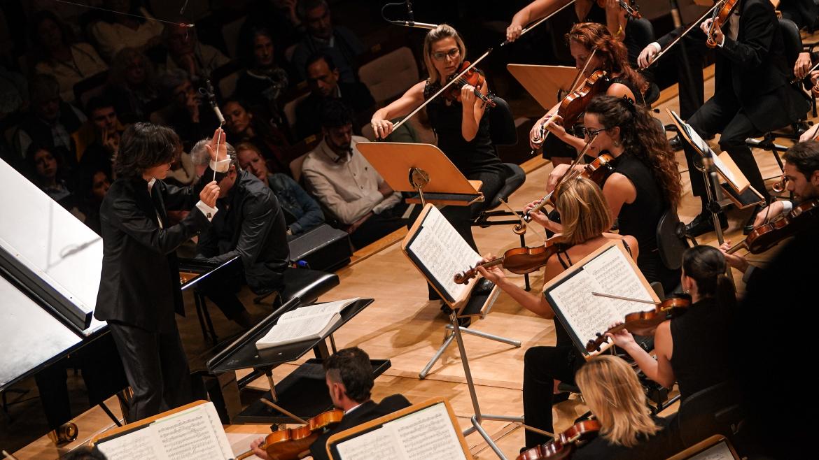 El consejero Mariano de Paco ha presenciado el primero de los 13 recitales de la ORCAM en el Auditorio Nacional de Música Plano de talle de los músicos tocando