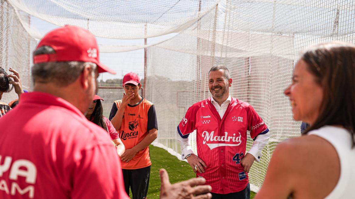 El consejero Mariano De Paco Serrano ha visitado hoy el Parque Deportivo Puerta de Hierro El consejero recorriendo las instalaciones