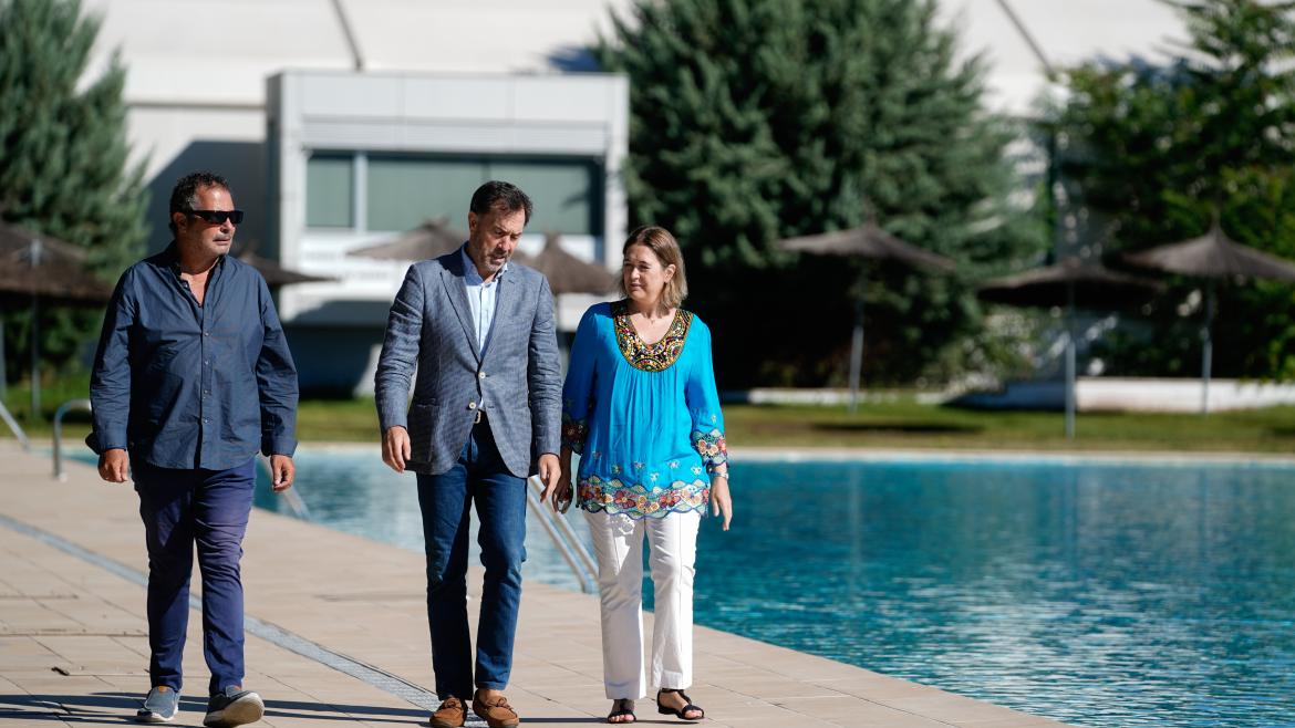 La consejera Marta Rivera visita el Parque Deportivo Puerta de Hierro y el Centro de Natación M-86 La consejera paseando por las instalaciones