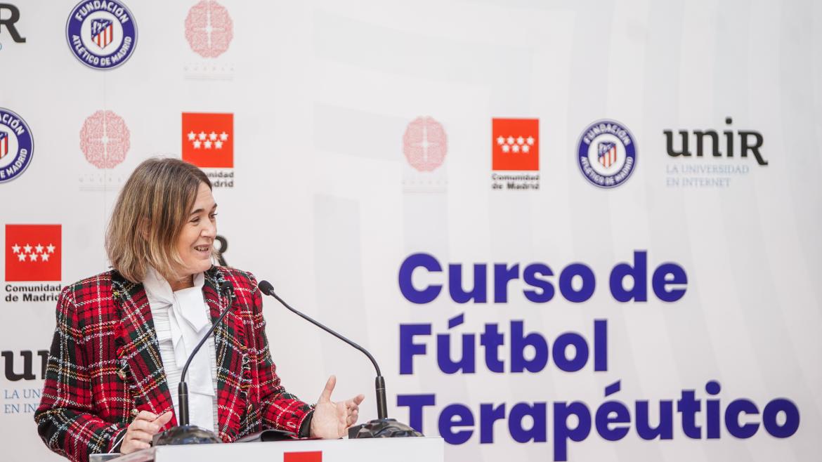 La consejera interviniendo en el atril