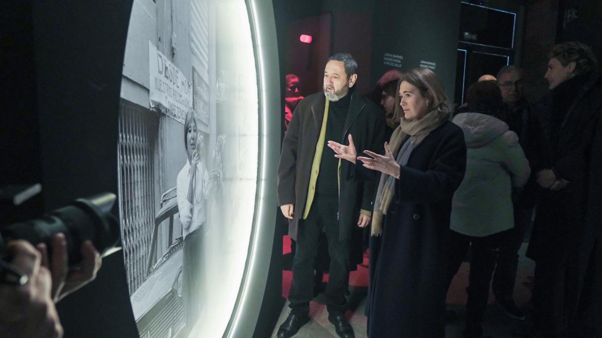La consejera recorriendo la exposición