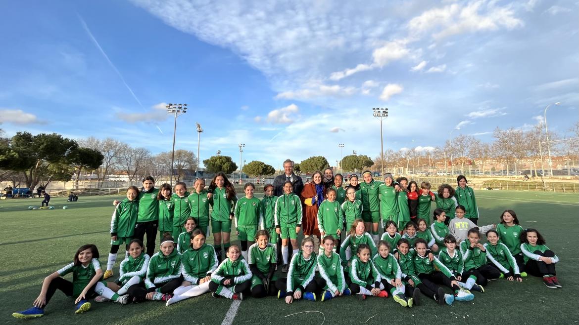 La consejera junto a algunos deportistas