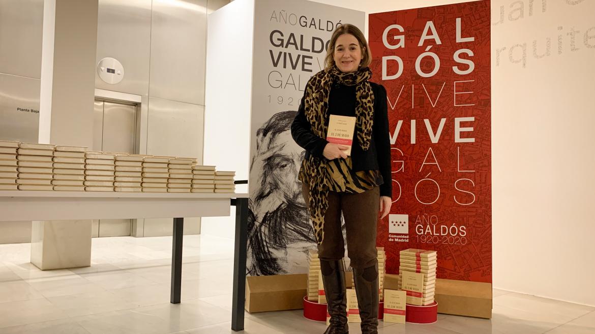 La Comunidad regala 1.000 facsímiles de 19 de marzo y 2 de mayo, de Benito Pérez Galdós La consejera de Cultura y Turismo, Marta Rivera de la Cruz, en la entrega de facsímiles de Benito Pérez Galdós