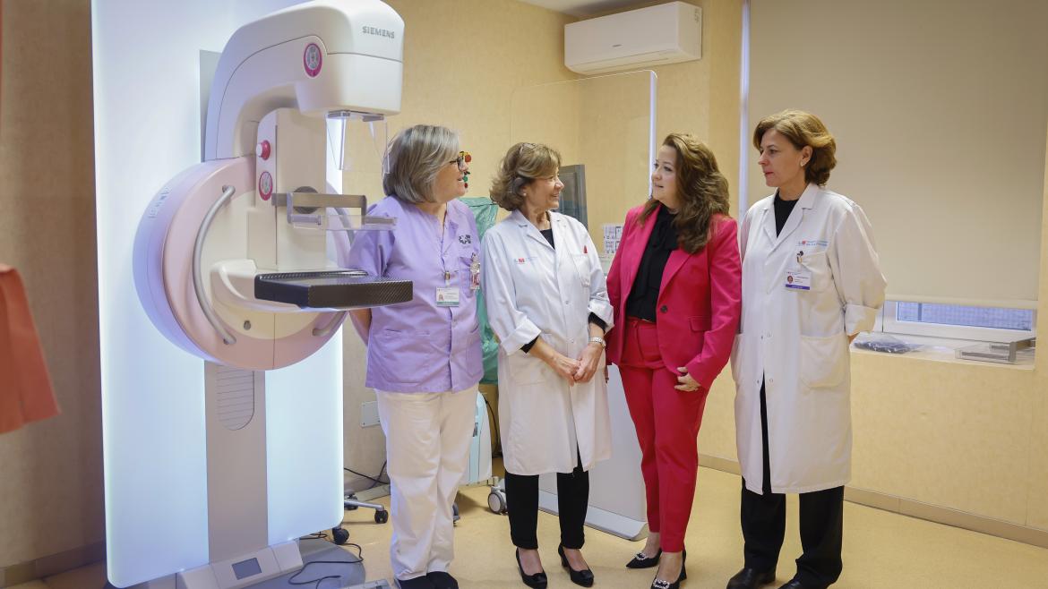 Fátima Matute en un momento de su visita a la Unidad de Patología Mamaria del Hospital público Universitario de La Princesa