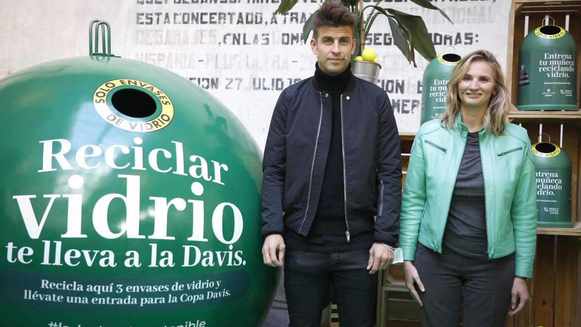 La consejera Paloma Martín junto al deportista Gerard Piqué 