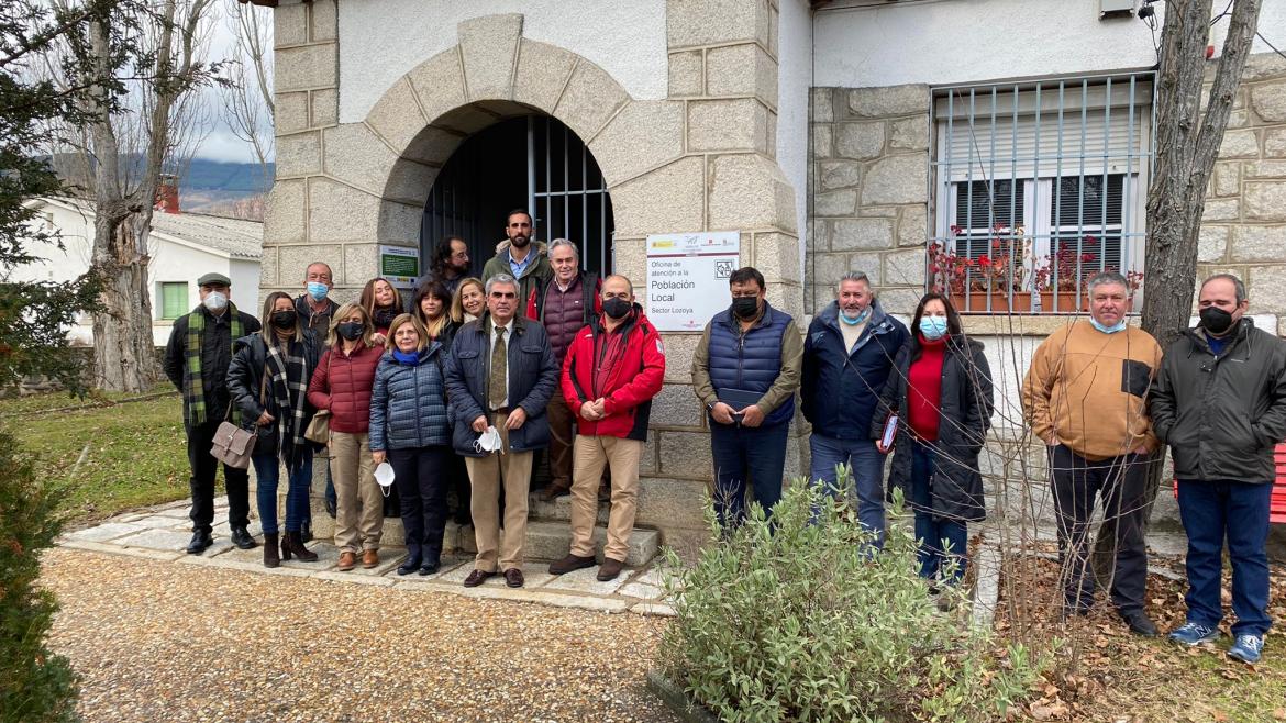 Fotografía de todos los alcaldes en la puerta de un ayuntamiento