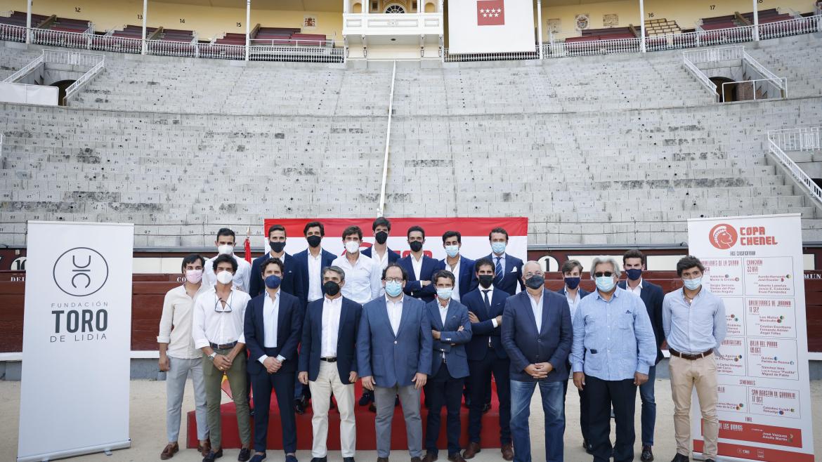 Participantes de la Fiesta del Toro posando en las ventas