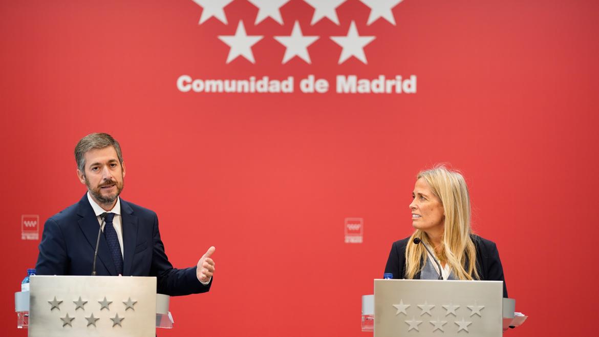 Ambos consejeros en el escenario ante sus atriles