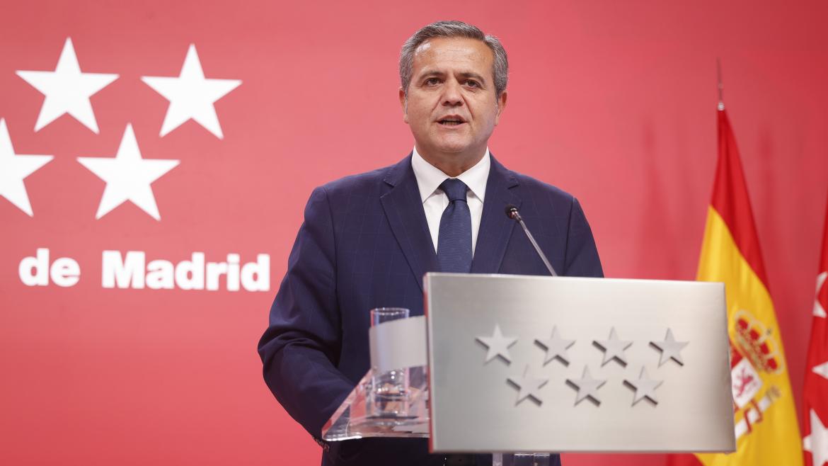 La Comunidad de Madrid aprueba 42 millones para construir tres nuevos puentes y reparar carreteras autonómicas afectadas por la DANA Primer plano del consejero Jorge Rodrigo interviniendo en el atril